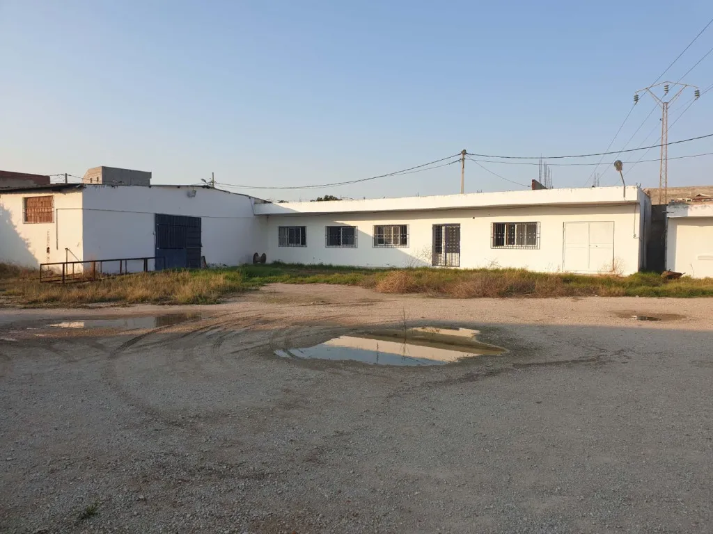  dépôt 5 000 m² dont 1 200 m² couverts avec 5 bureaux à Naassen – Emplacement stratégique sur route Khlidia