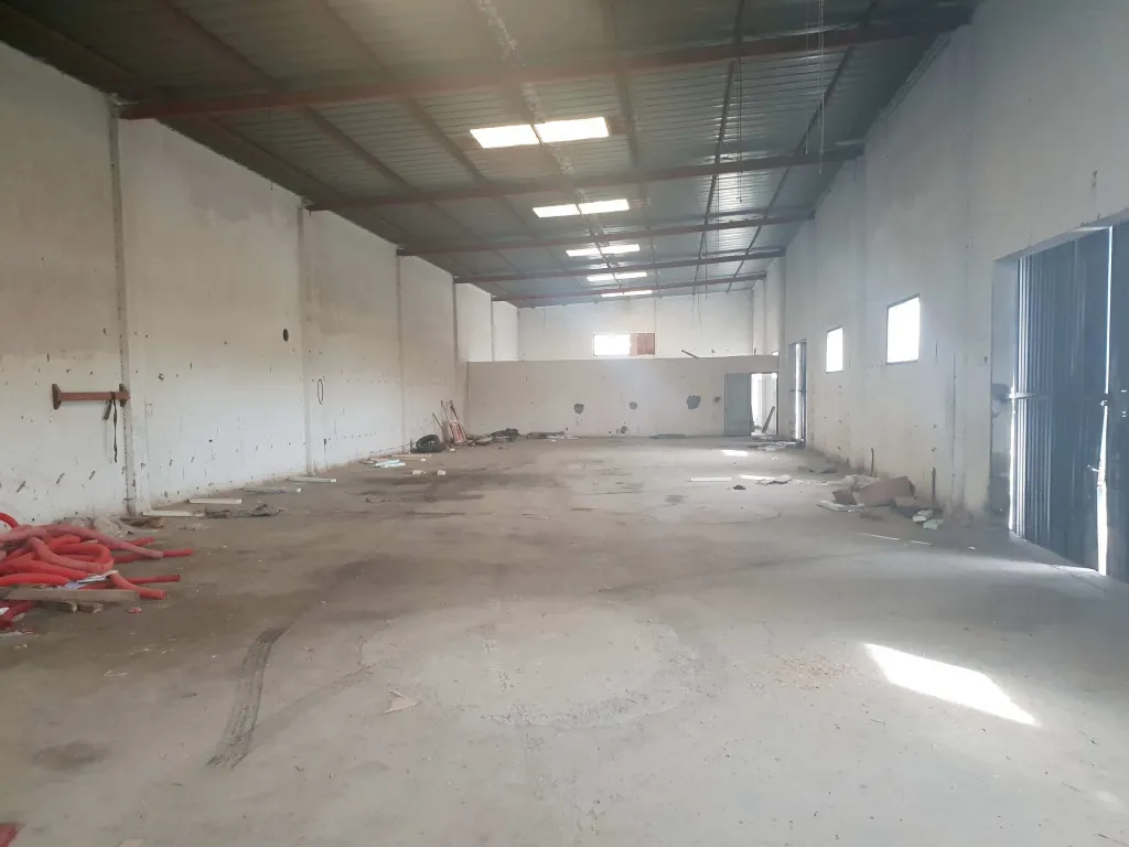  dépôt 5 000 m² dont 1 200 m² couverts avec 5 bureaux à Naassen – Emplacement stratégique sur route Khlidia