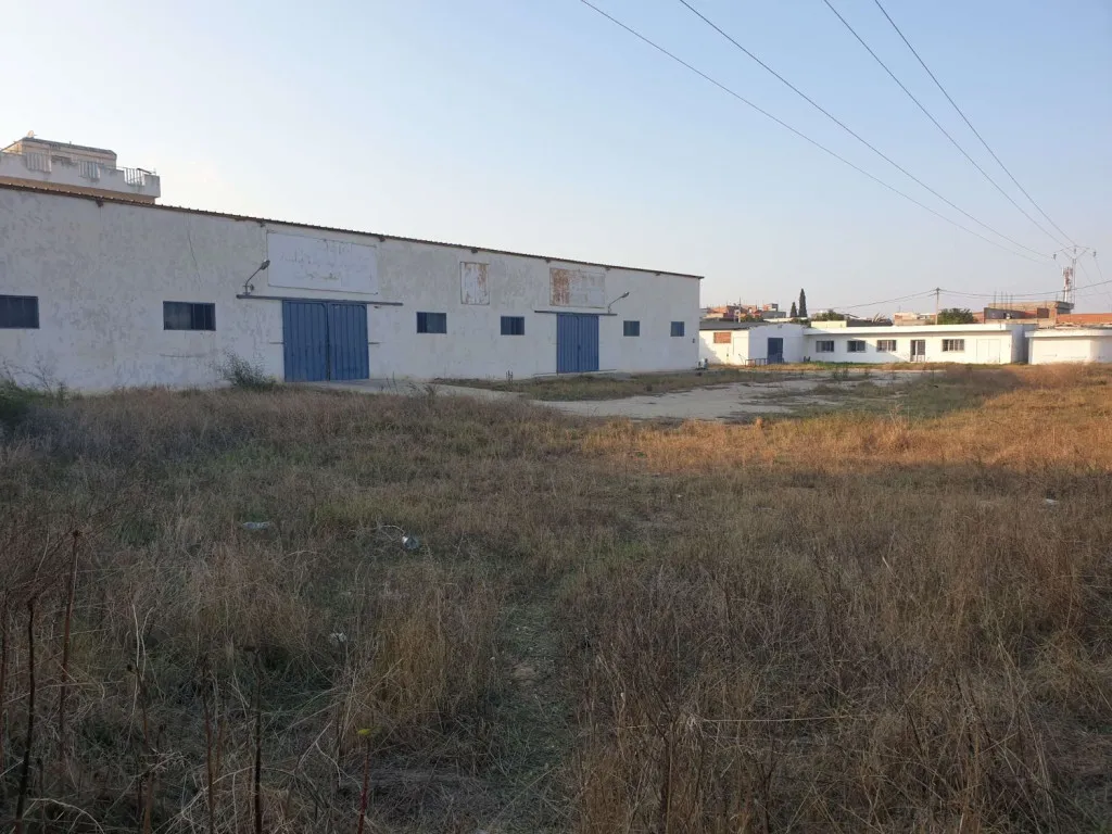  dépôt 5 000 m² dont 1 200 m² couverts avec 5 bureaux à Naassen – Emplacement stratégique sur route Khlidia