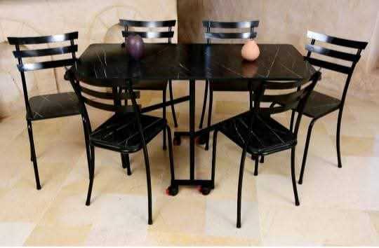 Table pliable avec 6 chaises 