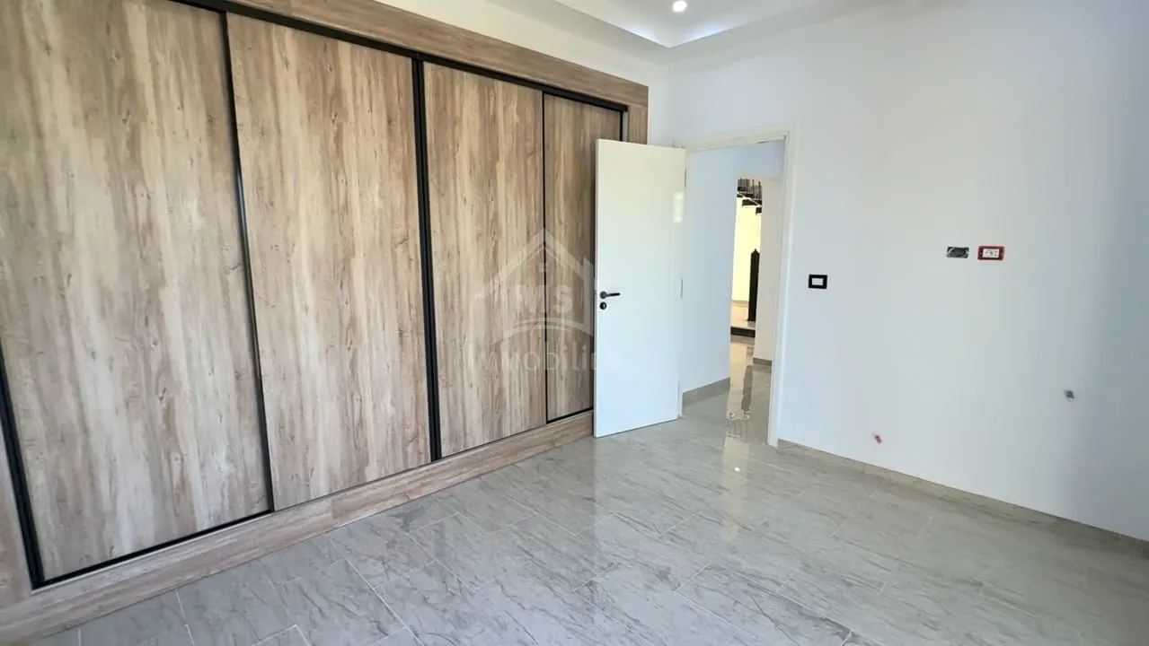 Villa S+4 toute neuve avec grand jardin à vendre à Hammamet Sud 51355351