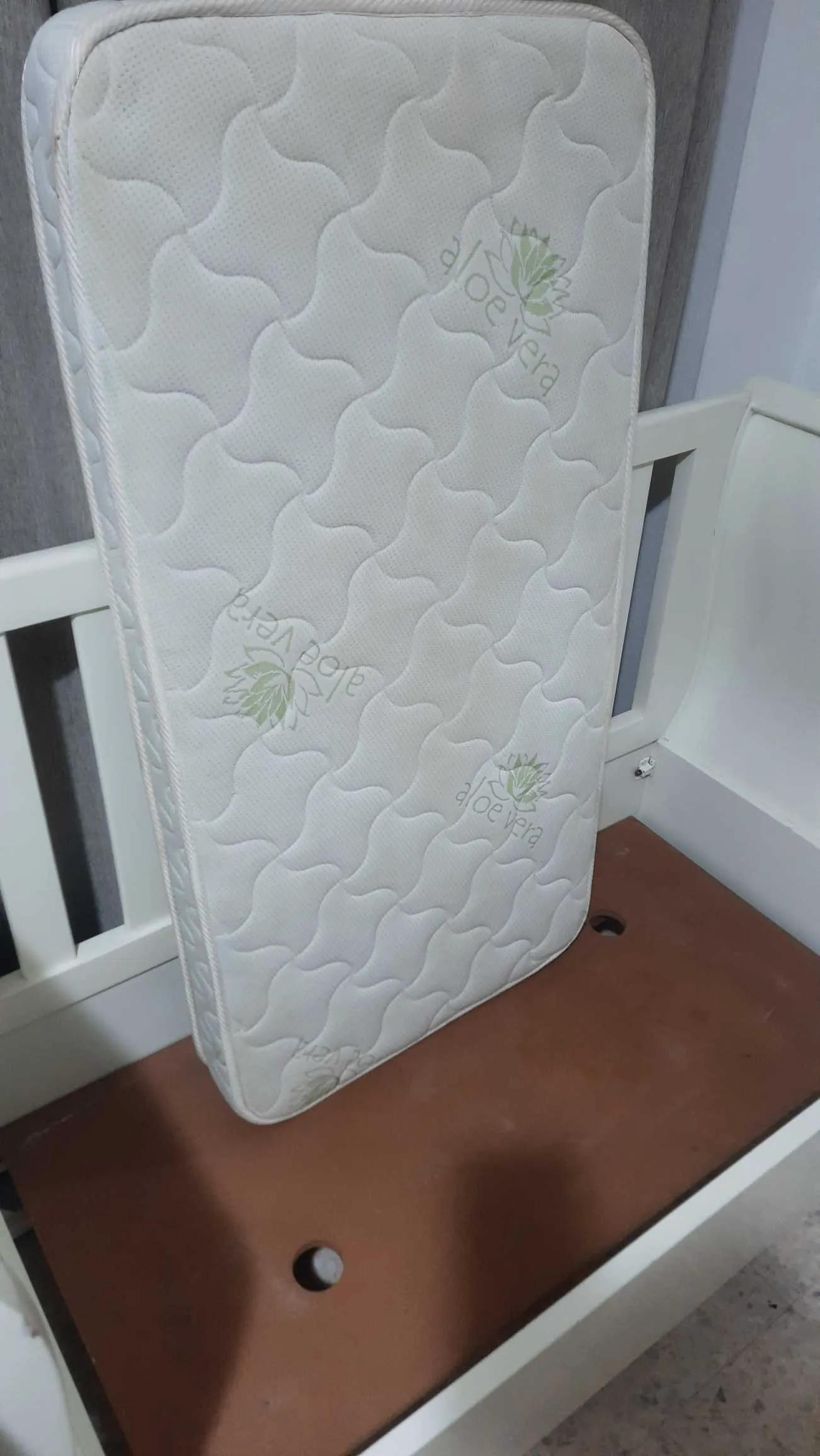 Lit bébé 0-4 ans + matelas orthopédique sans ressort