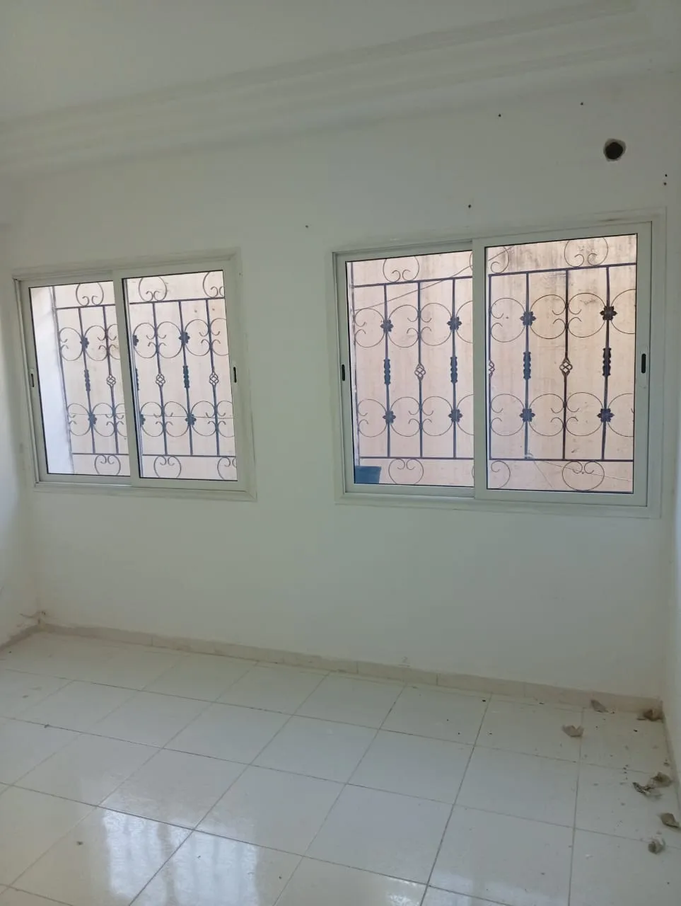 un bureau s+3 au rdc a louer situé a Manar 2 En face Colisée Soula