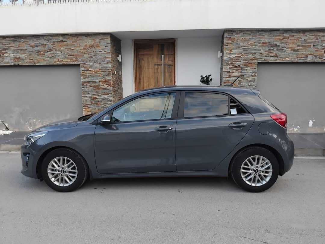 KIA RIO PRESTIGE PREMIÈRE MAIN EN EXCELLENT ÉTAT 