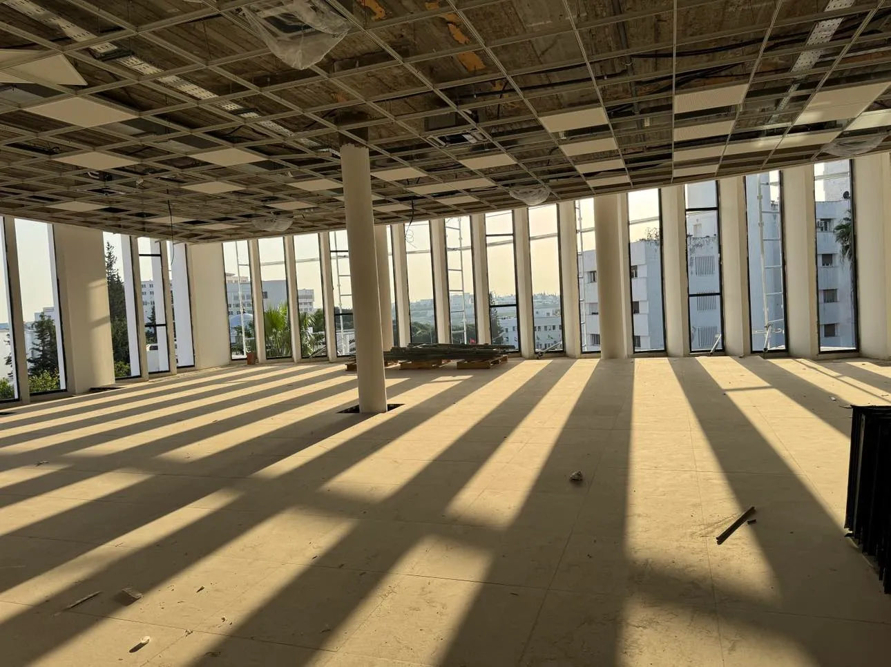 Super bureau 1350 m² ths à Notre Dame Manar