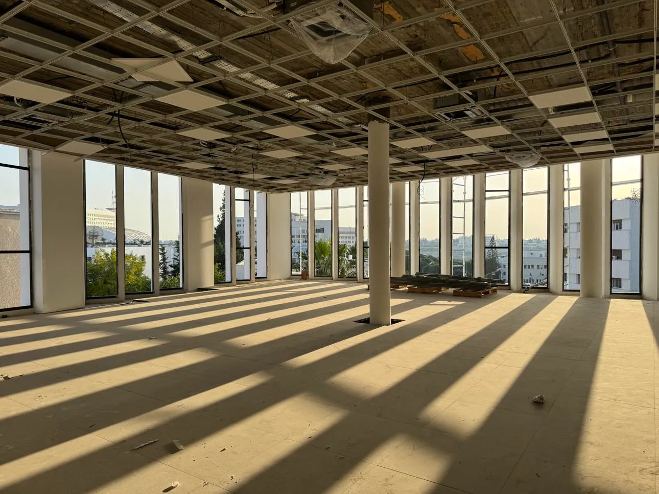 Super bureau 1350 m² ths à Notre Dame Manar