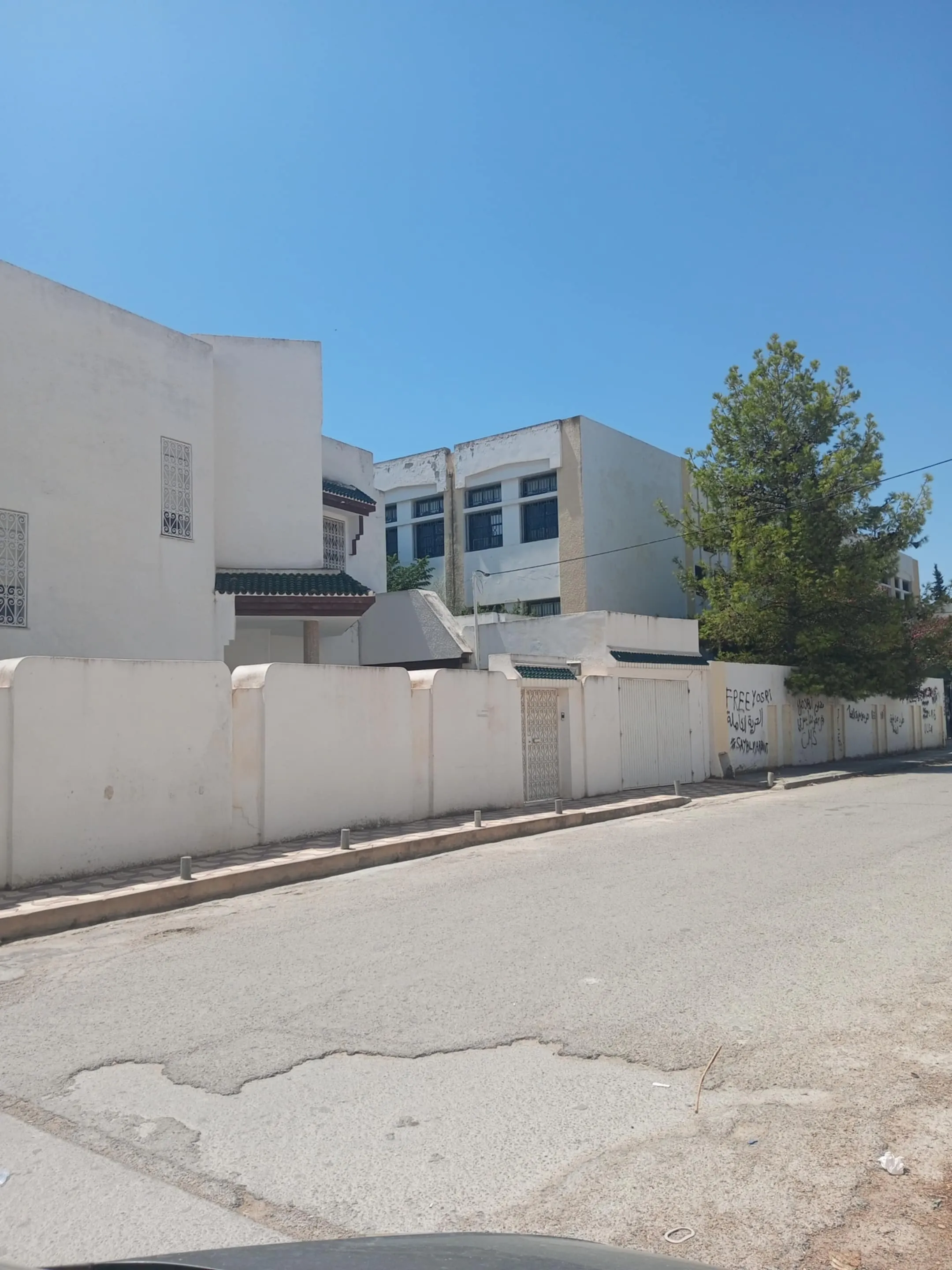 une villa s+4 sur 2 niveau a vendre situé a Manzah 5 en face mosquée