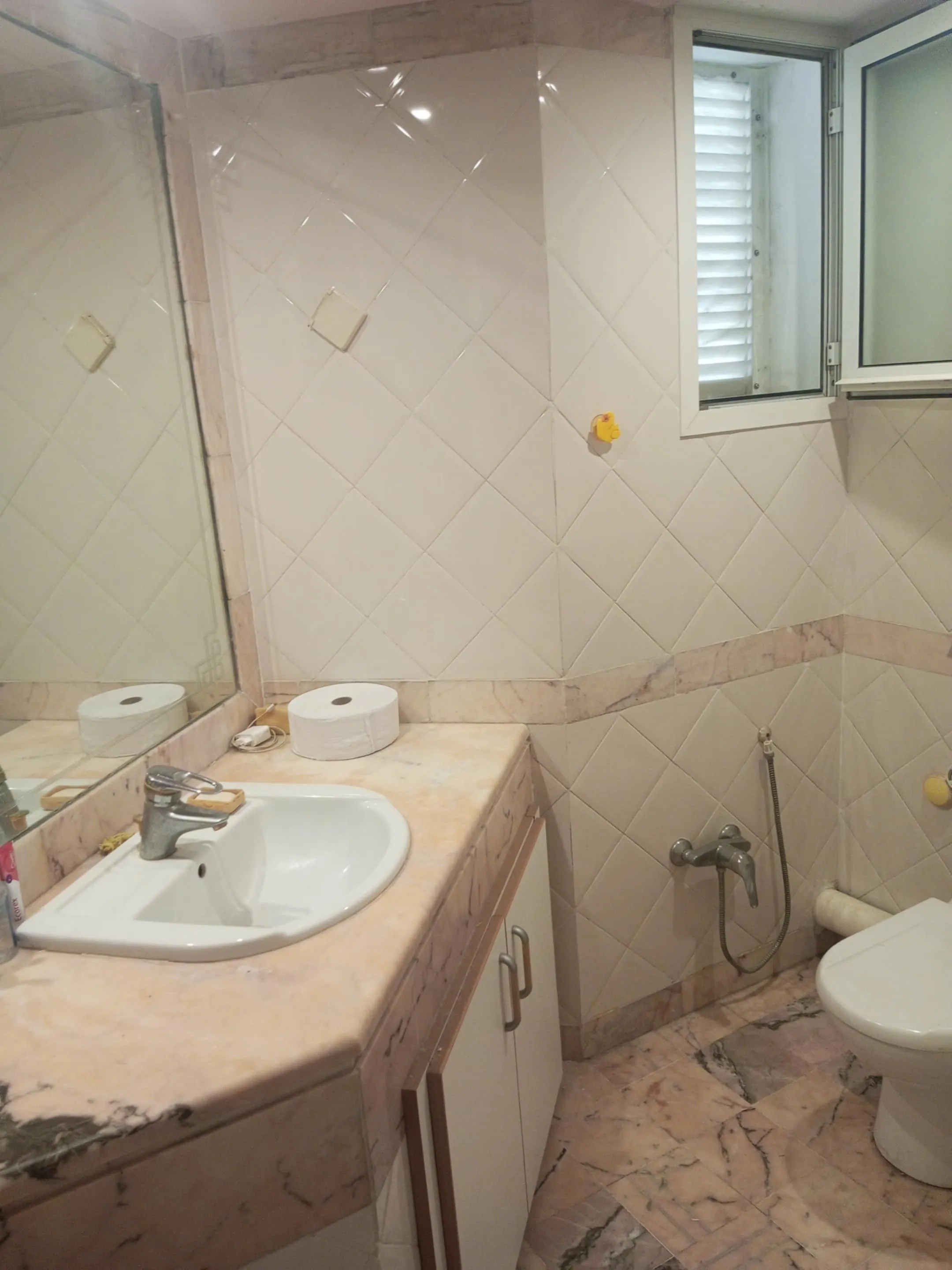 une villa s+4 sur 2 niveau a vendre situé a Manzah 5 en face mosquée