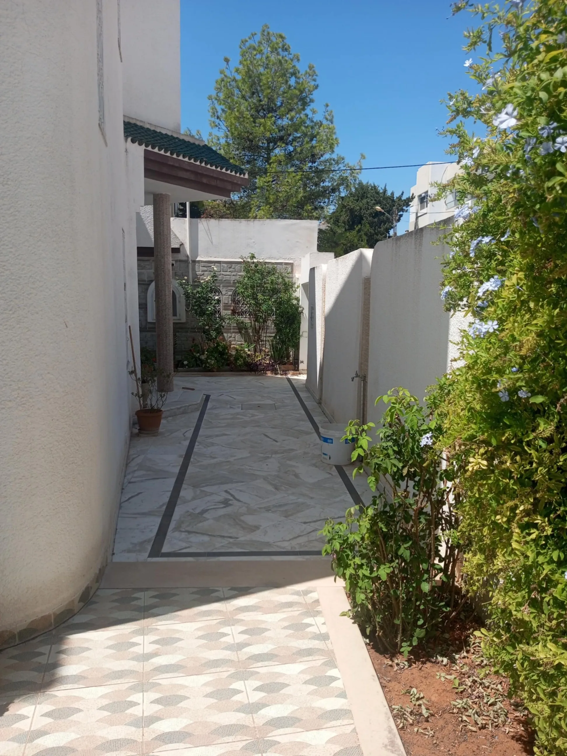 une villa s+4 sur 2 niveau a vendre situé a Manzah 5 en face mosquée