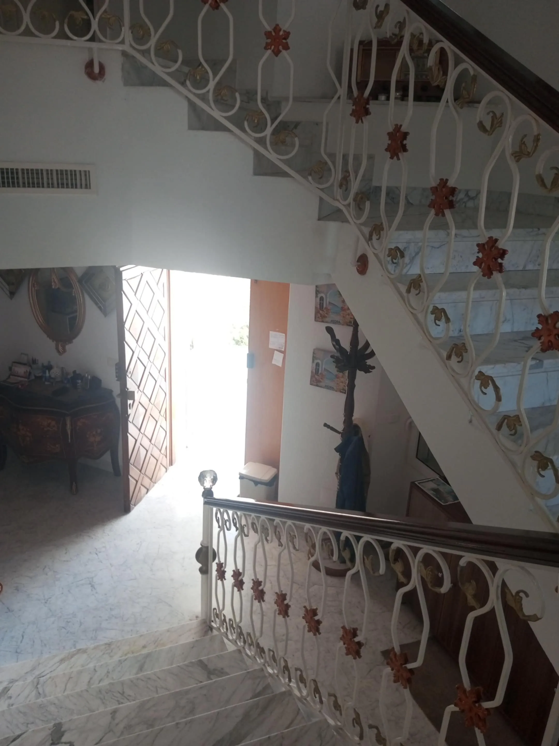 une villa s+4 sur 2 niveau a vendre situé a Manzah 5 en face mosquée