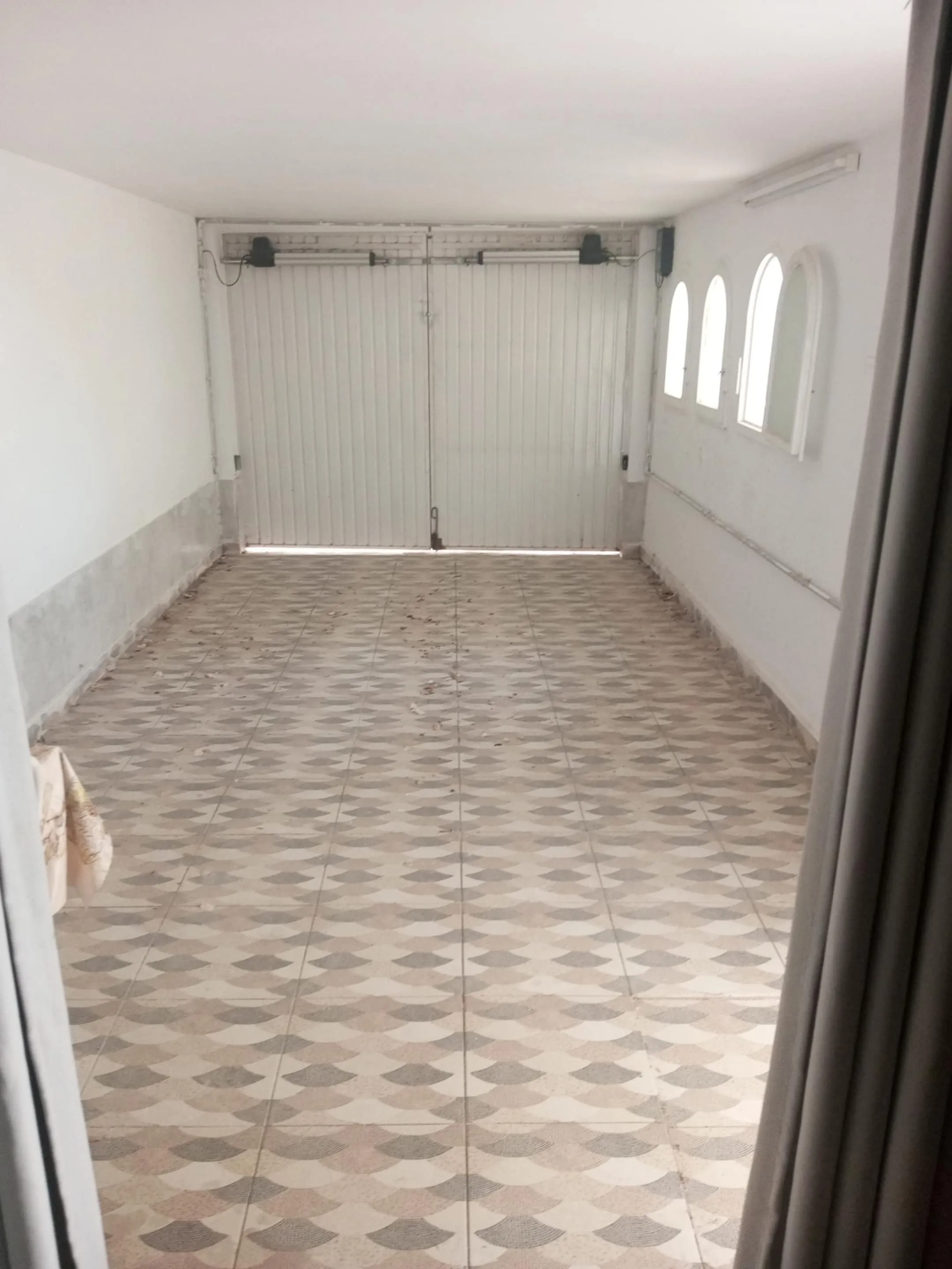une villa s+4 sur 2 niveau a vendre situé a Manzah 5 en face mosquée