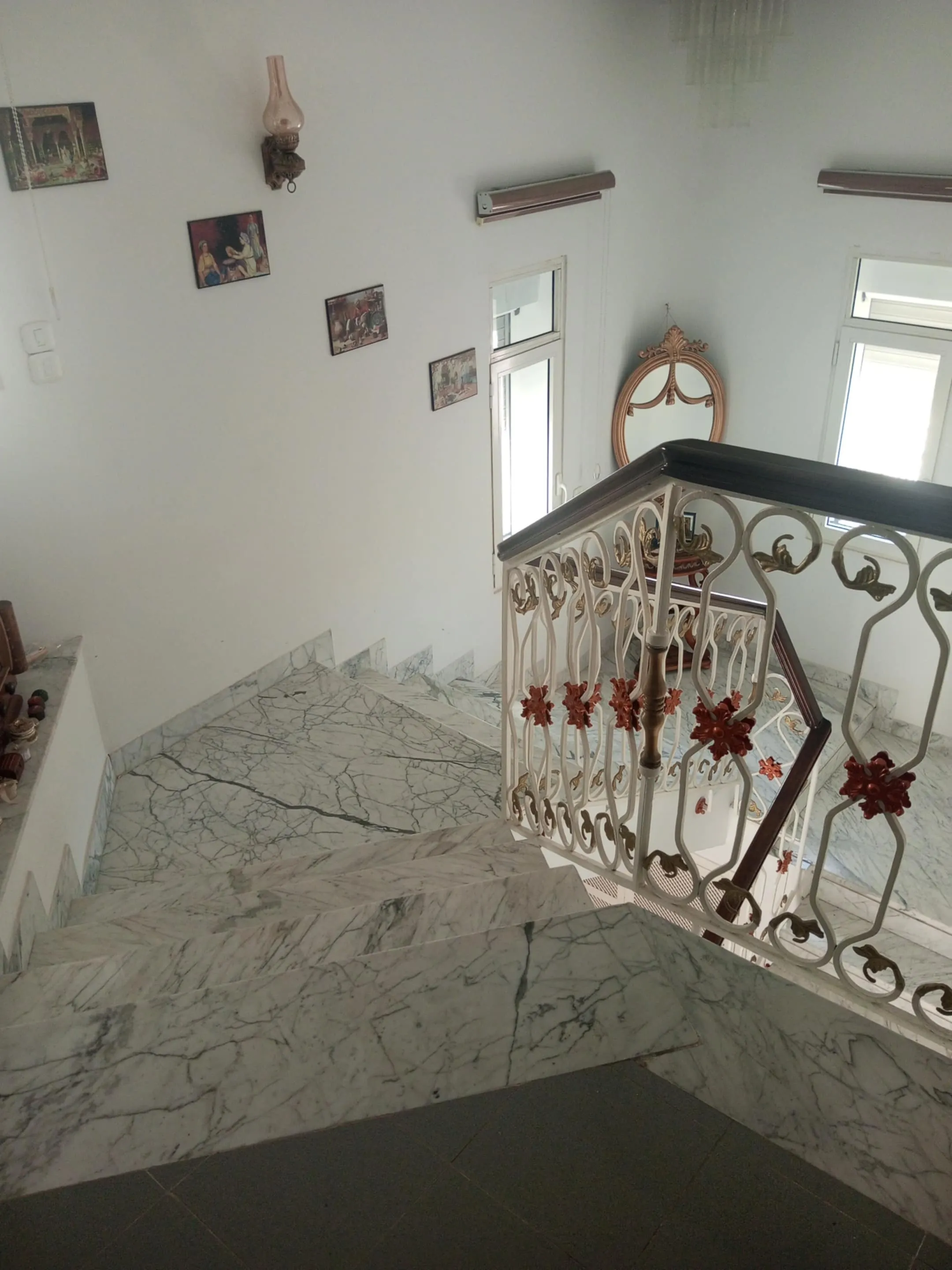 une villa s+4 sur 2 niveau a vendre situé a Manzah 5 en face mosquée