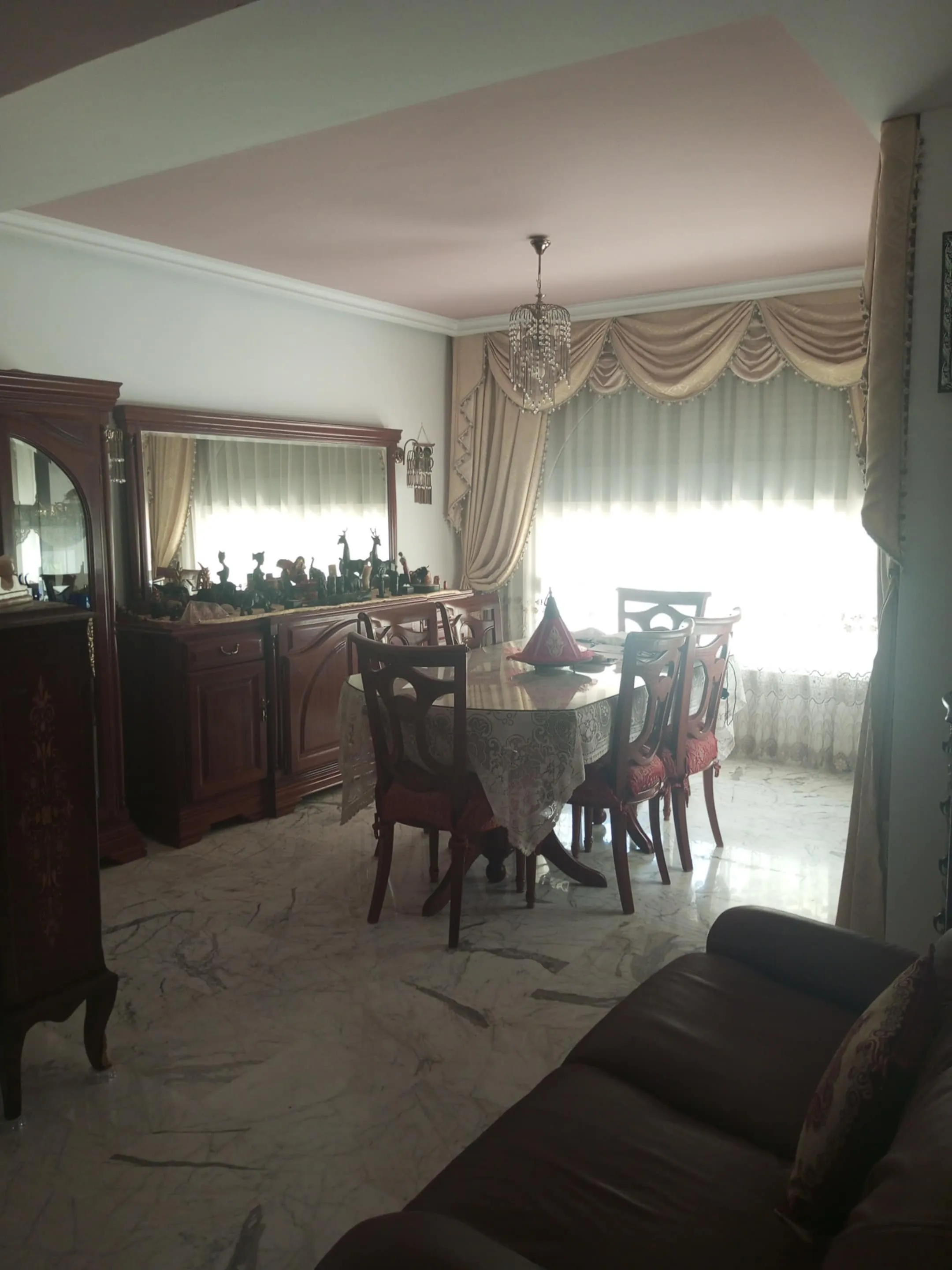 une villa s+4 sur 2 niveau a vendre situé a Manzah 5 en face mosquée