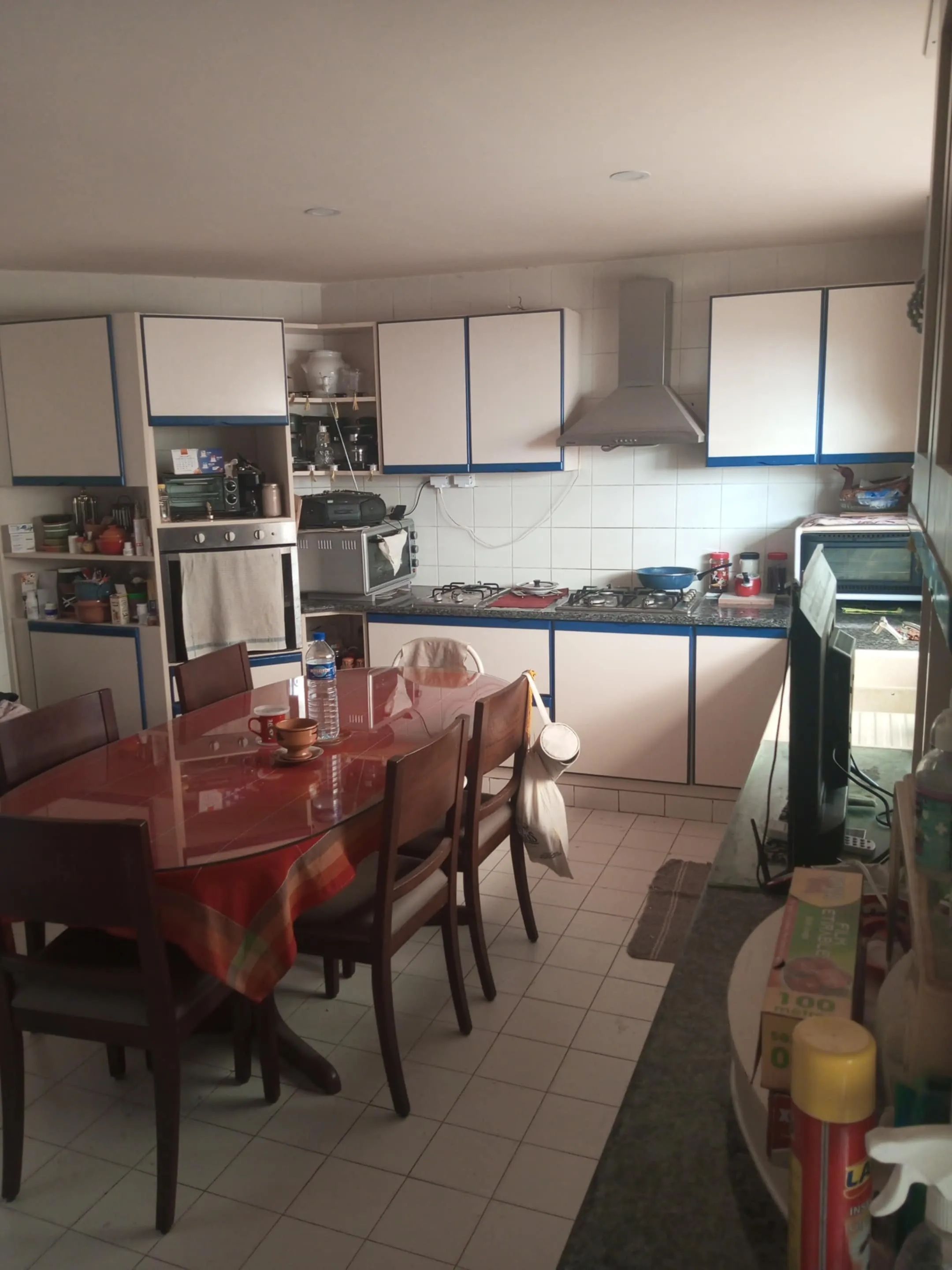 une villa s+4 sur 2 niveau a vendre situé a Manzah 5 en face mosquée