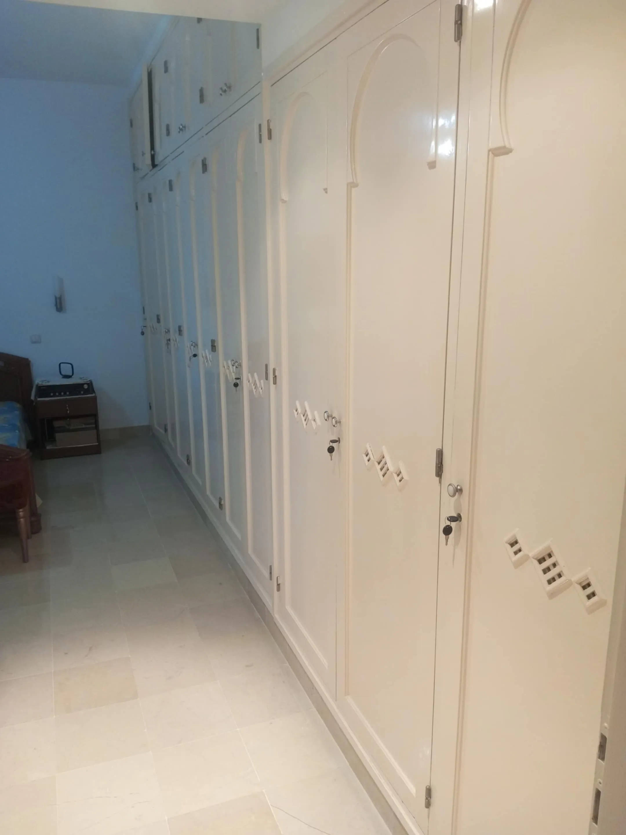 une villa s+4 sur 2 niveau a vendre situé a Manzah 5 en face mosquée