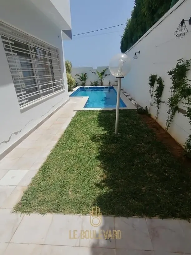 Location Estivale : Villa S+4 Haut Standing Avec Piscine à Hammamet Nord 