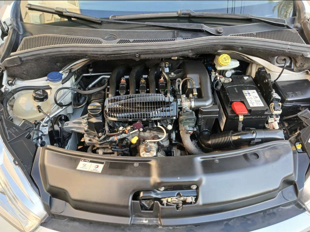 PEUGEOT 208 1er main ESSENCE Tel 24 313 594 