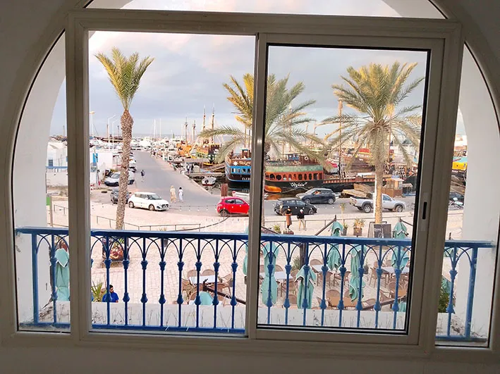 Appartement meublé à louer à Djerba Marina, avec vue sur mer et à proximité de toutes les commodités.