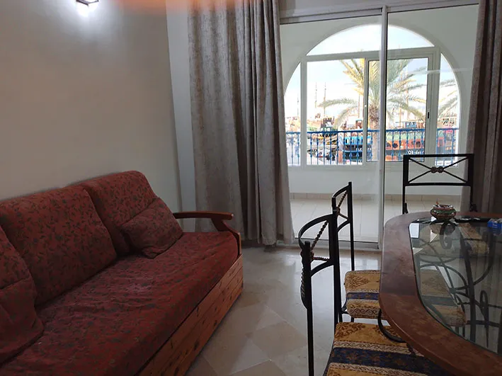Appartement meublé à louer à Djerba Marina, avec vue sur mer et à proximité de toutes les commodités.