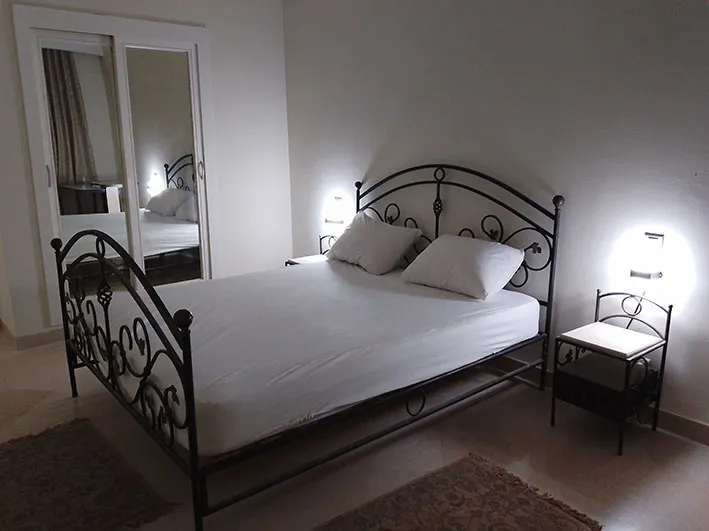 Appartement meublé à louer à Djerba Marina, avec vue sur mer et à proximité de toutes les commodités.