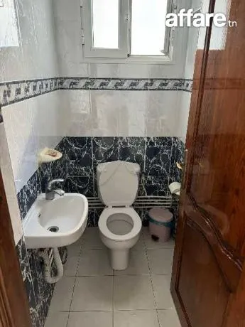 un étage de villa s+3 richement meublé situé à menzah 5