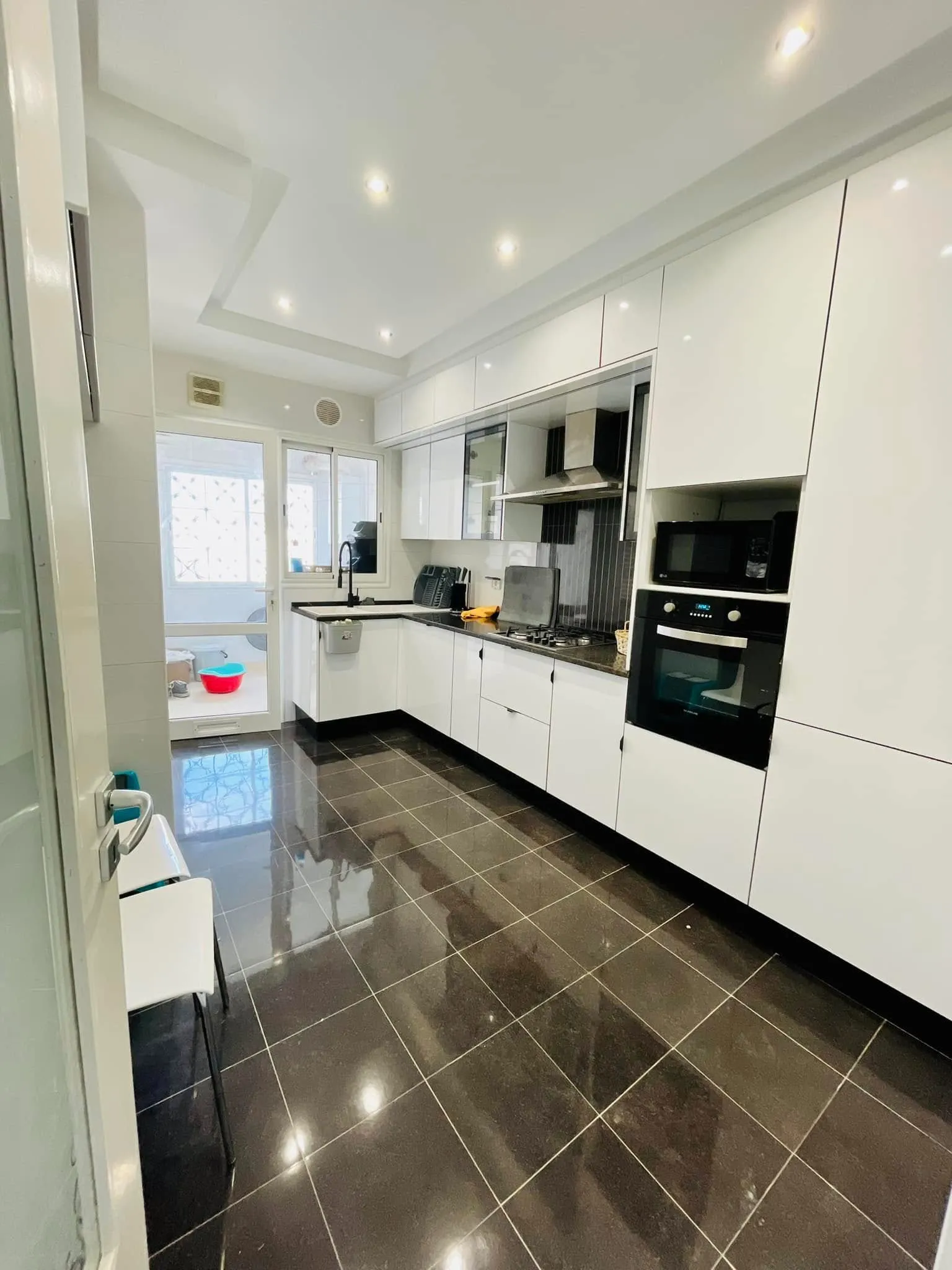À LOUER  Luxueux Appartement S+3 meublé à Cité Ennasr 2