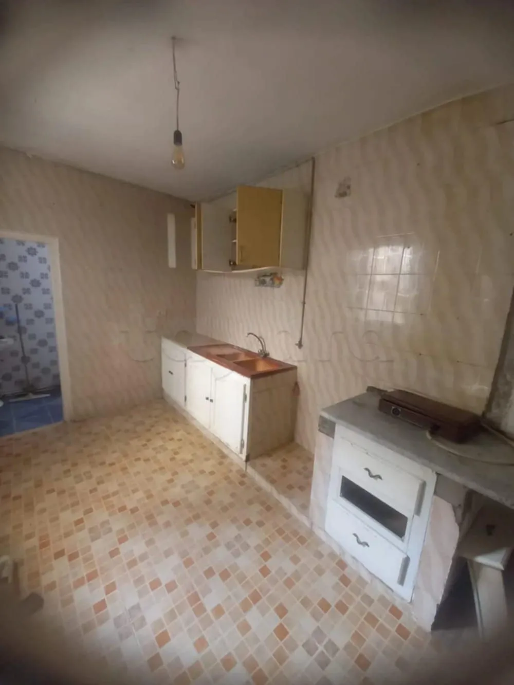 un studio s+1 vide au rdc a louer situé a bardo 2 derrière ben yaghlen