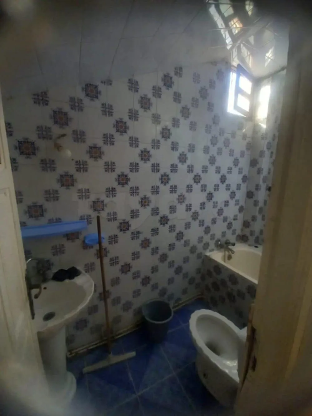 un studio s+1 vide au rdc a louer situé a bardo 2 derrière ben yaghlen