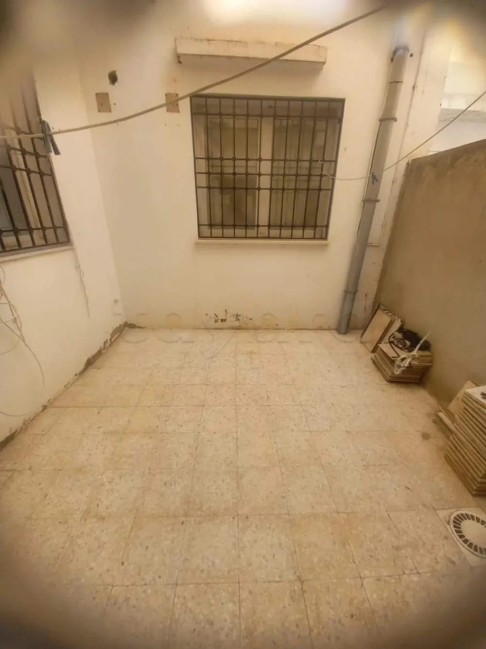un studio s+1 vide au rdc a louer situé a bardo 2 derrière ben yaghlen