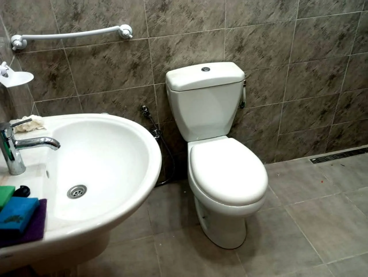 un appartements s+2 au rdc a louer a brdo cité fatouma bourguiba a Proximité piscine.
