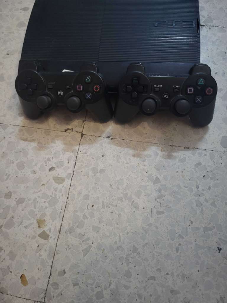 Ps3 super slim patche disque dur 1tb 
2 manette 🕹 