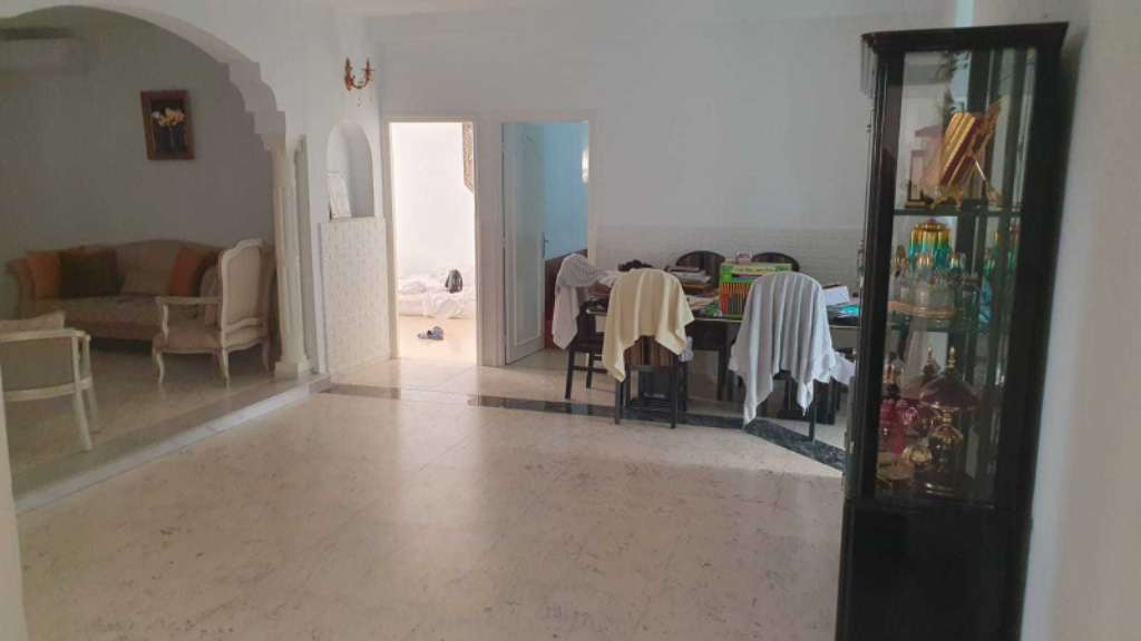 A louer superbe appartement étage de villa située a sahloul zone l'hôpital