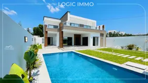 A vendre une luxueuse villa avec piscine S+4 situé à sidi Hamed Hammamet