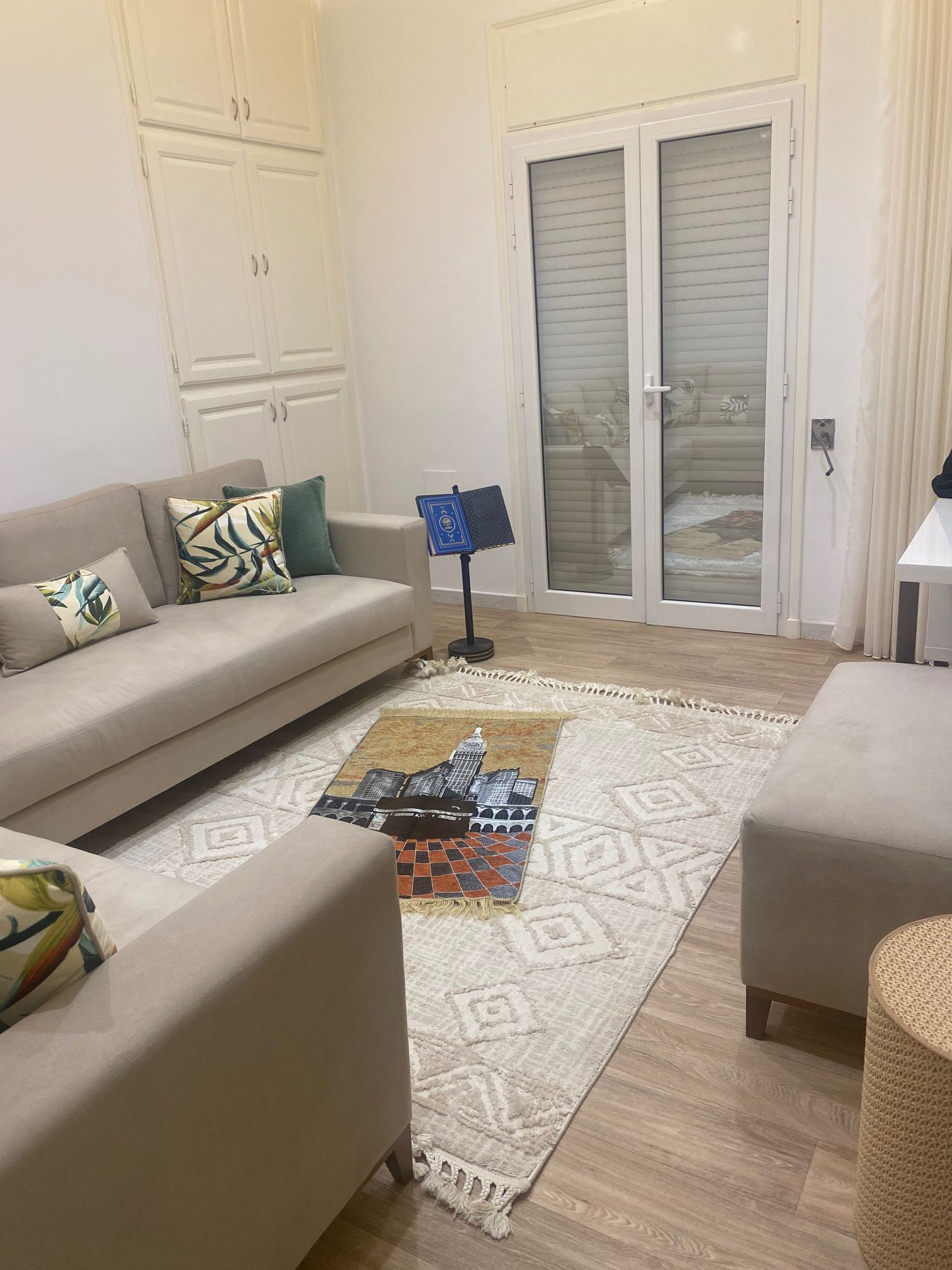 Sejours comfortable avec pouf - comme neuf