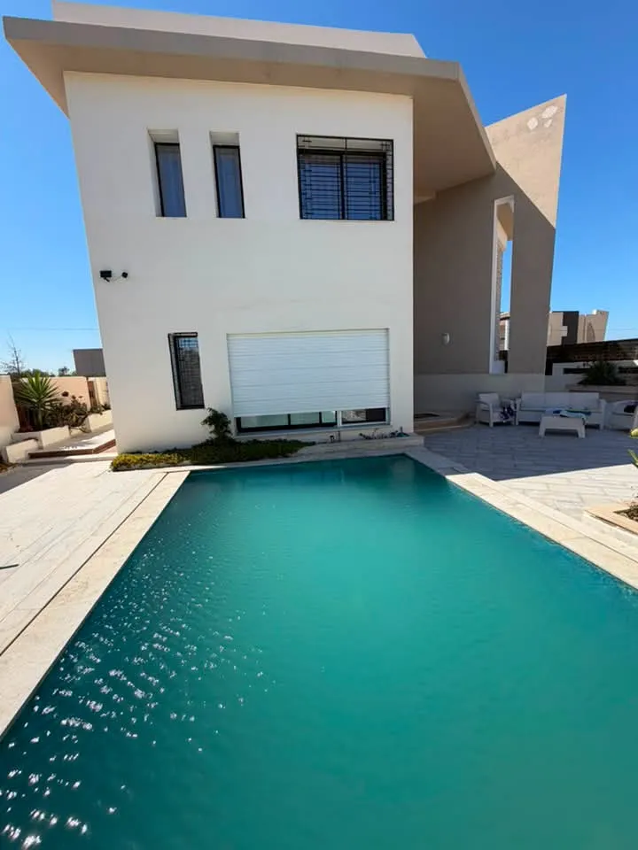 À vendre une superbe villa moderne de standing S+4