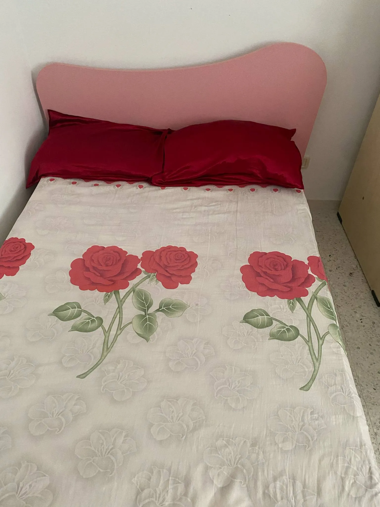 chambre fille en bonne etat (meuble mezghani);(prix négociable)