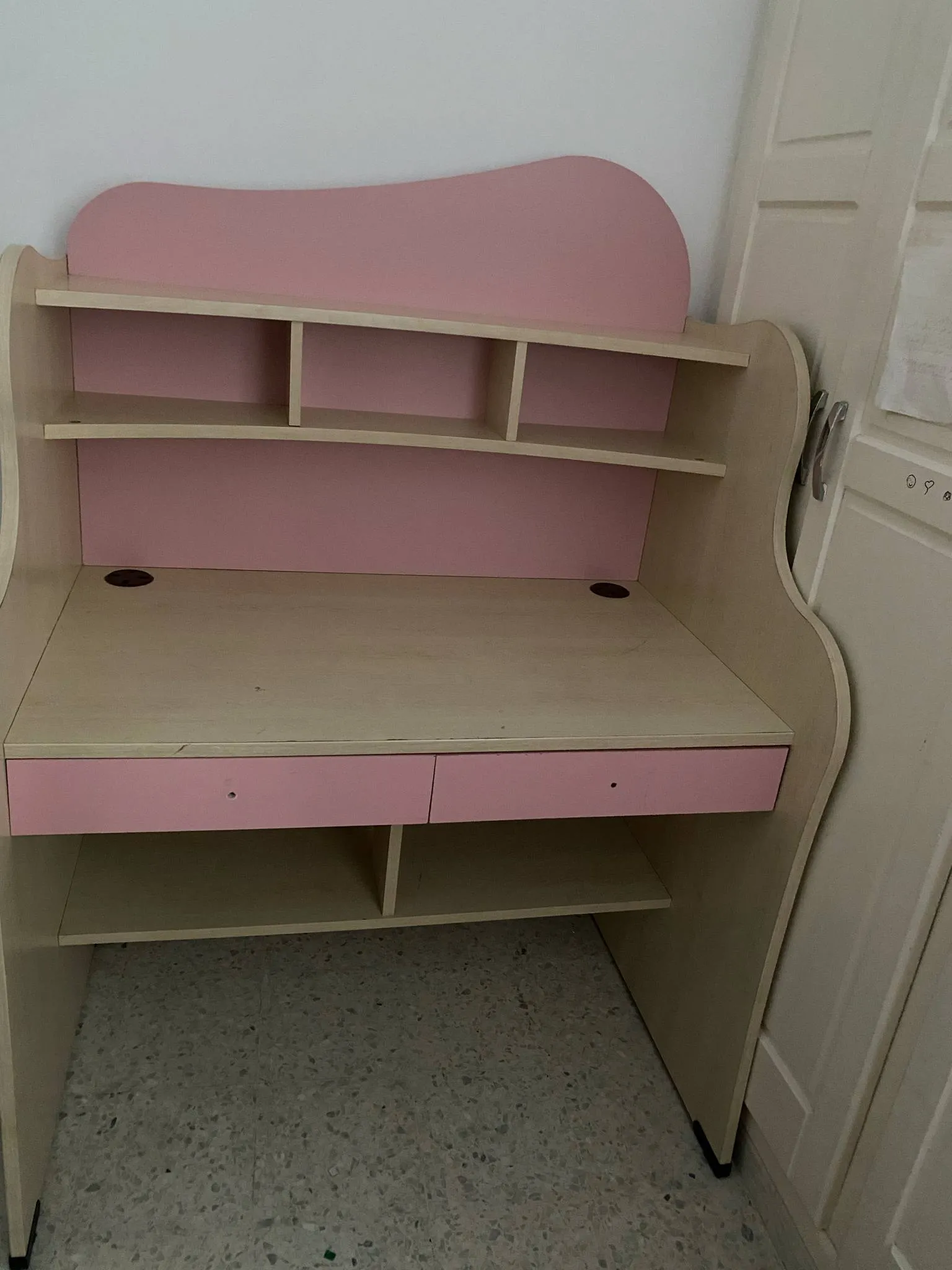 chambre fille en bonne etat (meuble mezghani);(prix négociable)