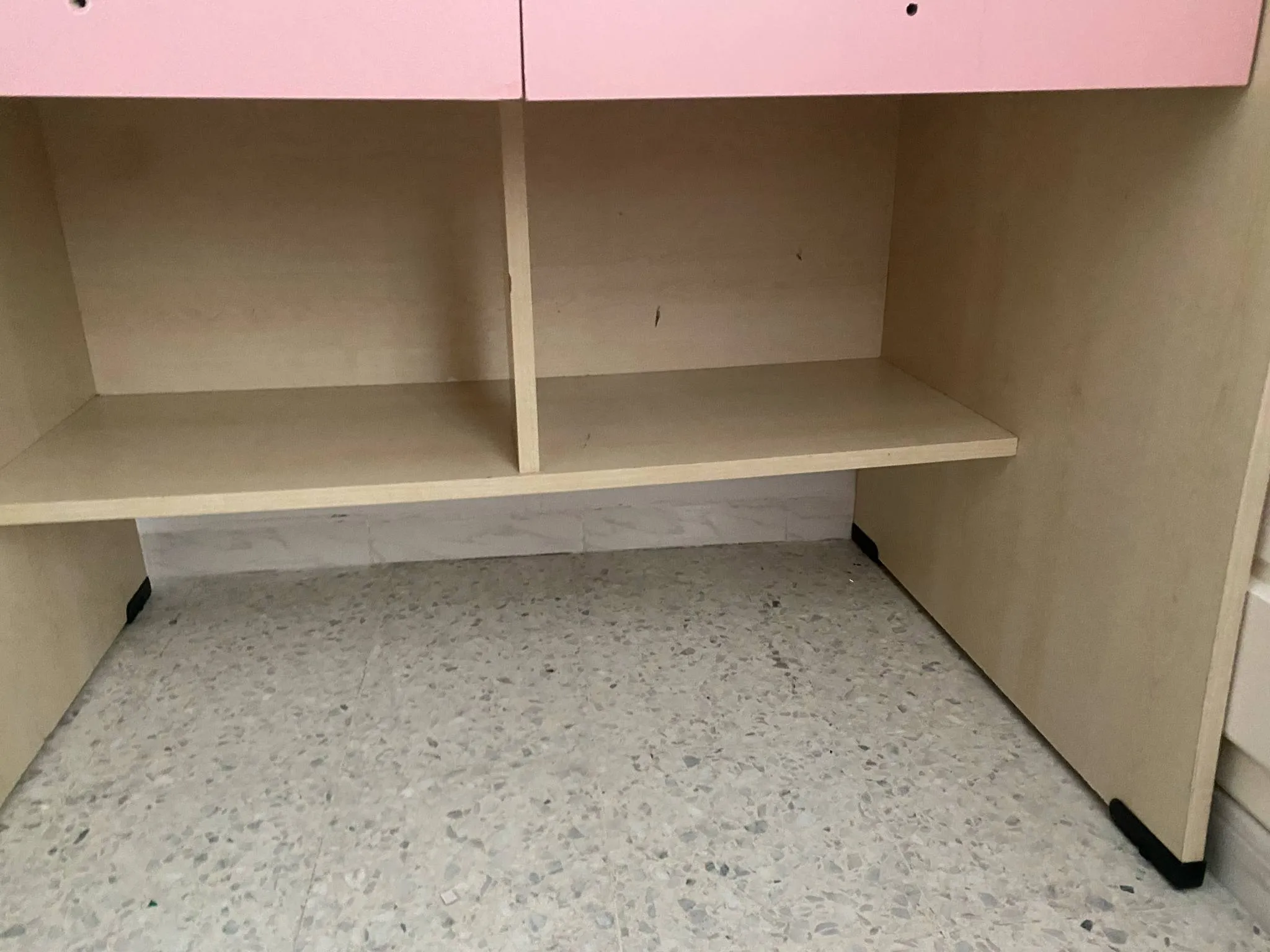 chambre fille en bonne etat (meuble mezghani);(prix négociable)