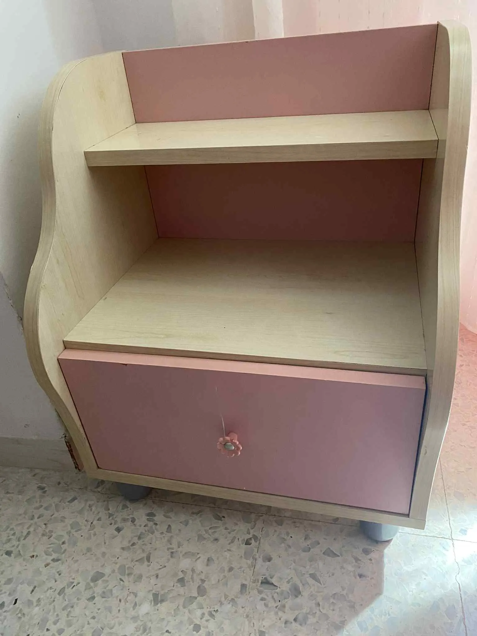 chambre fille en bonne etat (meuble mezghani);(prix négociable)