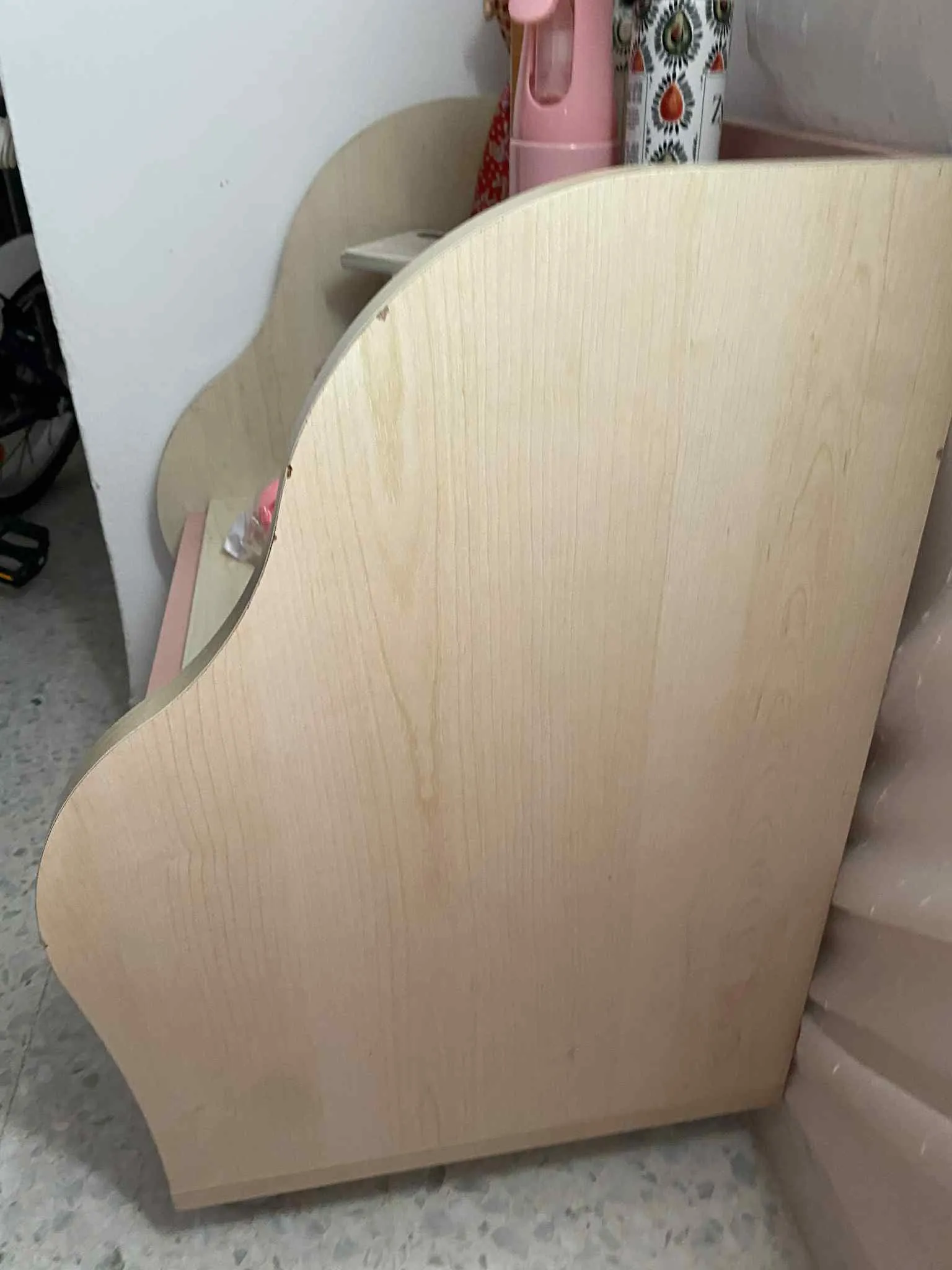 chambre fille en bonne etat (meuble mezghani);(prix négociable)