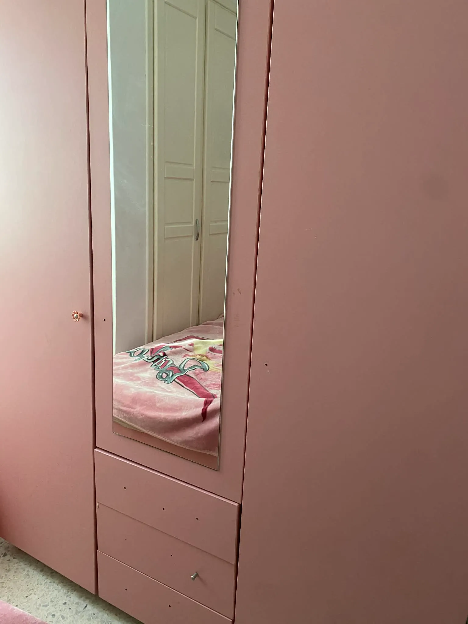 chambre fille en bonne etat (meuble mezghani);(prix négociable)