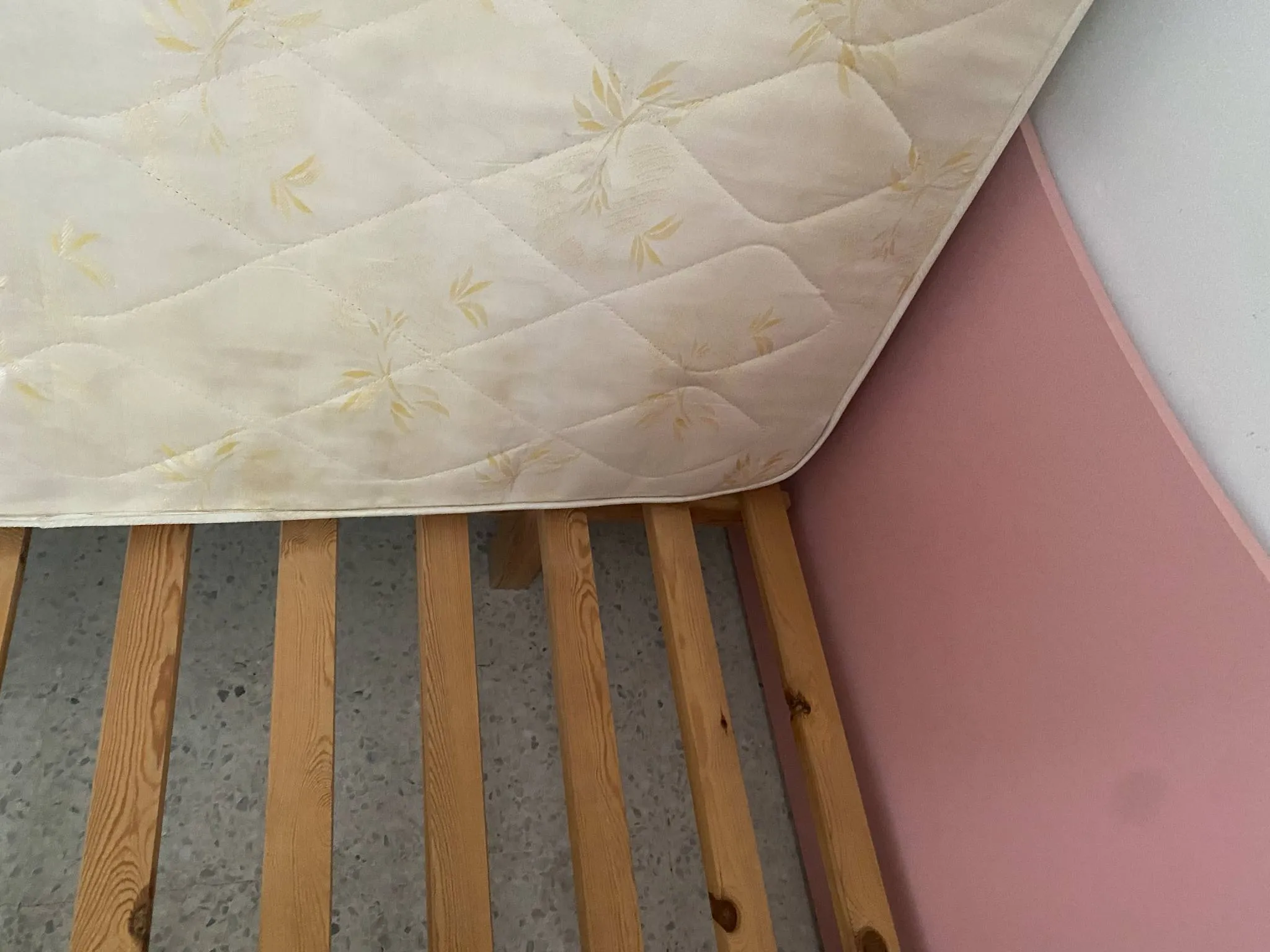 chambre fille en bonne etat (meuble mezghani);(prix négociable)