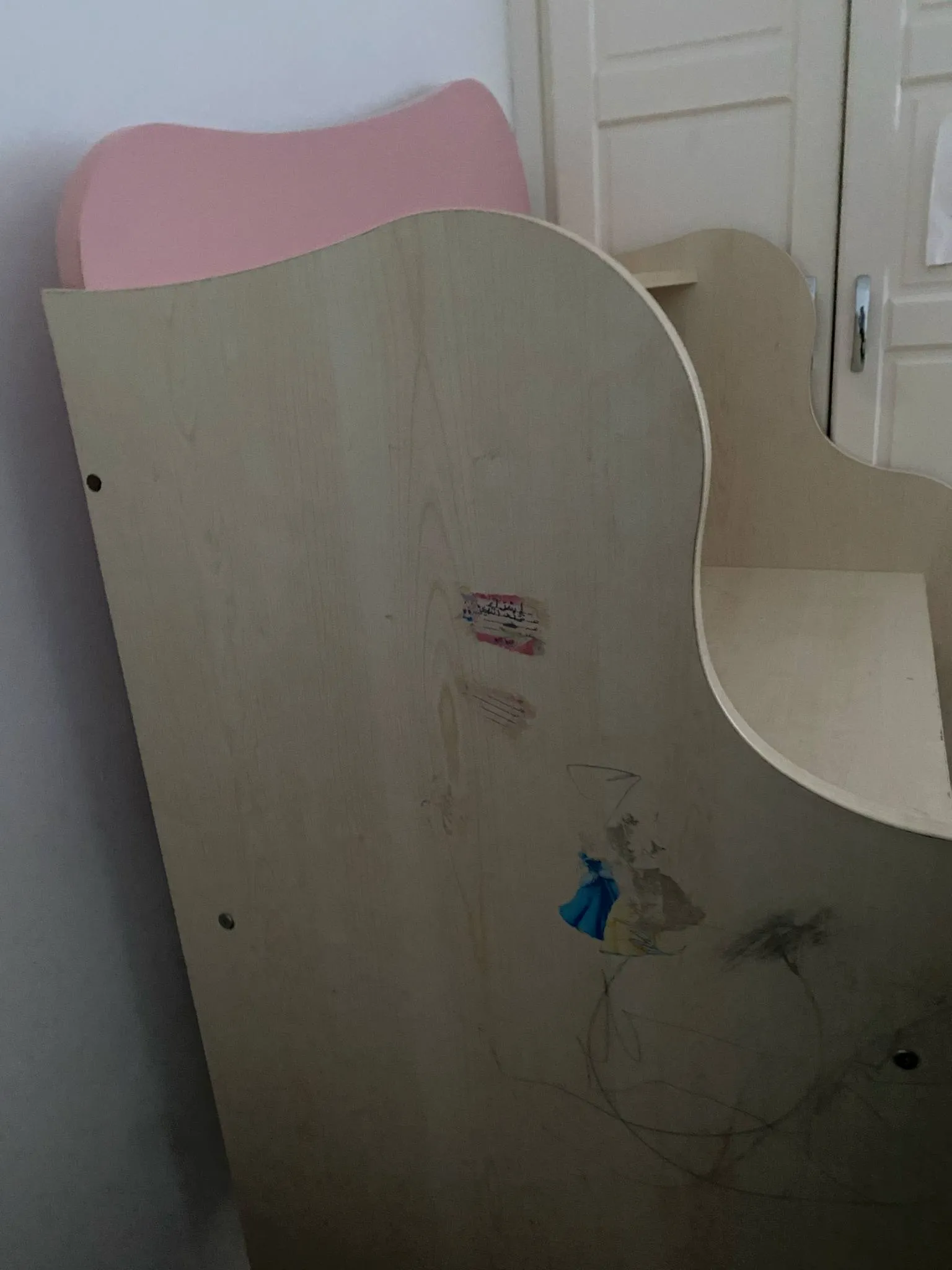 chambre fille en bonne etat (meuble mezghani);(prix négociable)