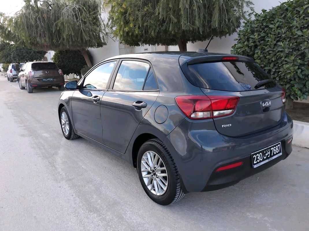 KIA RIO PRESTIGE PREMIÈRE MAIN TRÈS PROPRE