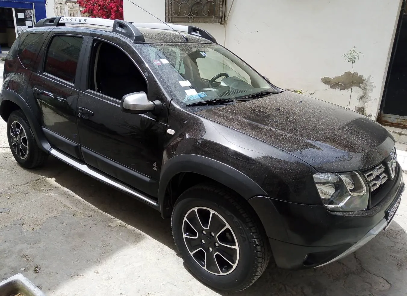 Dacia Duster SUV 4*4 Importée modèle unique T.B.E neuf tel: 51 550366.