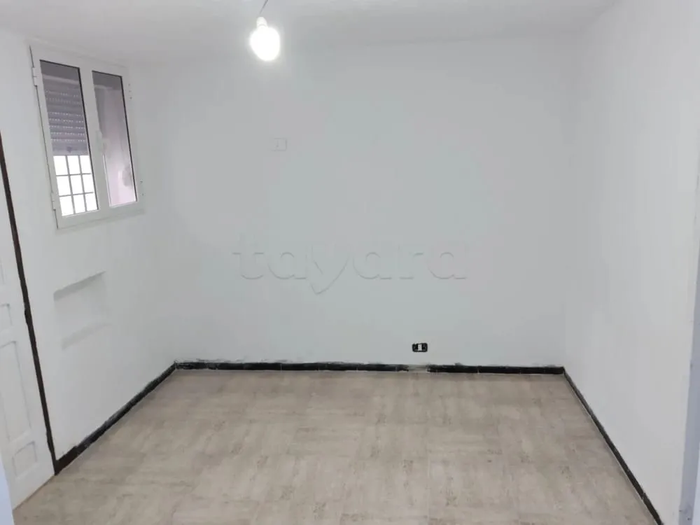  un studio s+0 vide a louer situé a Manouba prés de Station de métro Moncef Bey