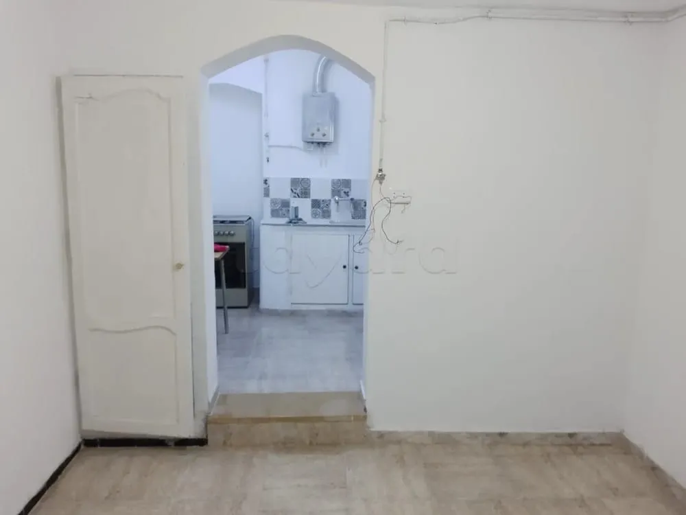  un studio s+0 vide a louer situé a Manouba prés de Station de métro Moncef Bey