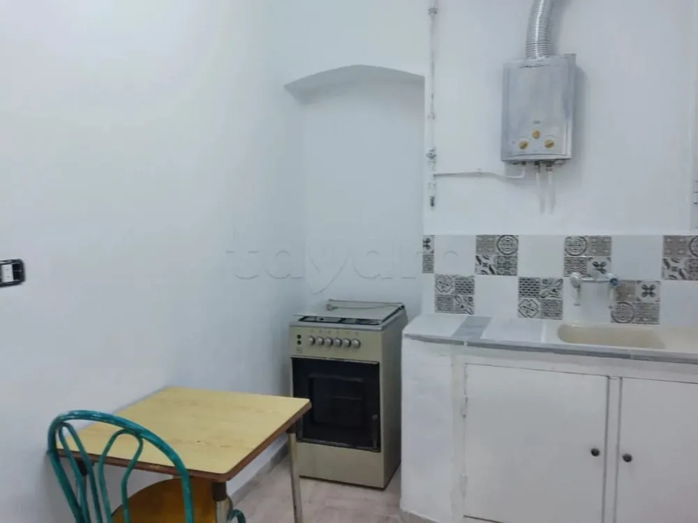  un studio s+0 vide a louer situé a Manouba prés de Station de métro Moncef Bey