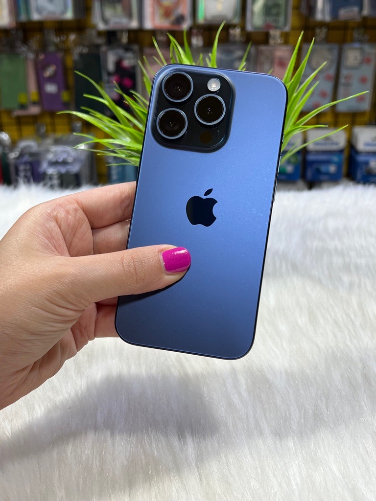 iPhone 15 pro 128Gb batterie 90% + chargeur