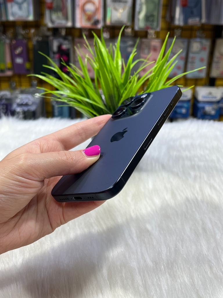 iPhone 15 pro 128Gb batterie 90% + chargeur